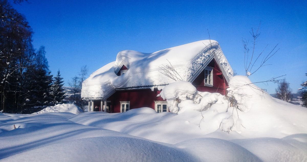 snø langs grunnmur og fasaden